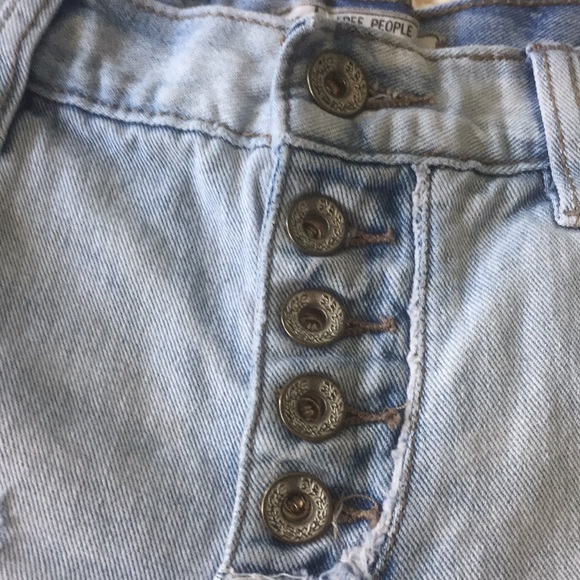 FREE PEOPLE LIGHT WASH DISTRESSED DENIM SHORTS - Picture 3 of 5